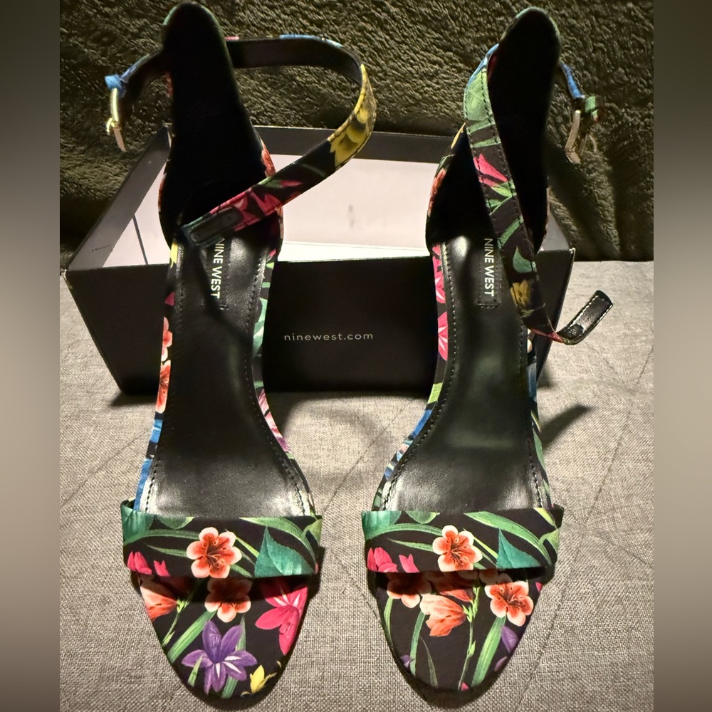 NIB Nine West Women's Floral Sandals - Black Multi Brand New Never Worn